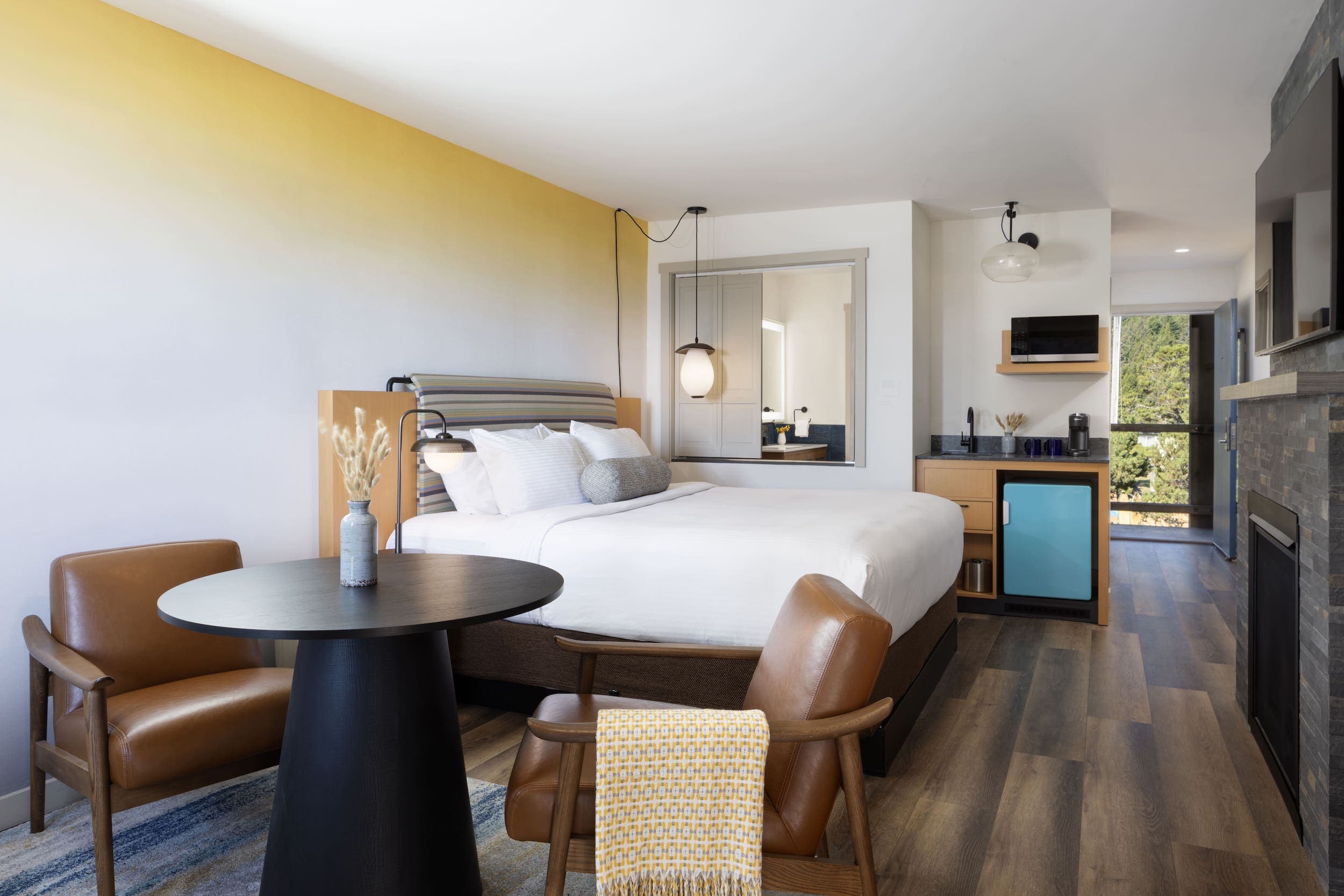 Inn At Cape Kiwanda Signature King Jetted Tub Partial View room with a round table and chairs fro 2 and a small kitchenette